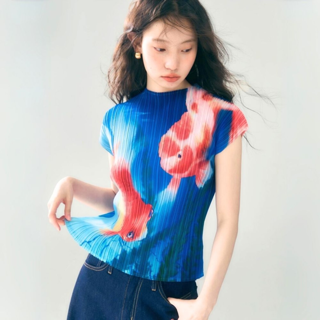 水草揺れる夏の冷たい水面で泳ぐ金魚のプリーツ半袖トップス　E00571