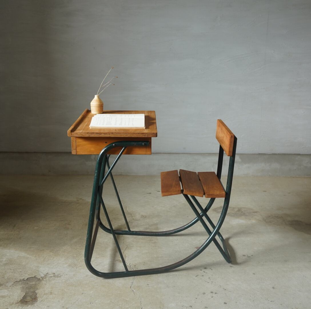 アイアンフレームのデスク