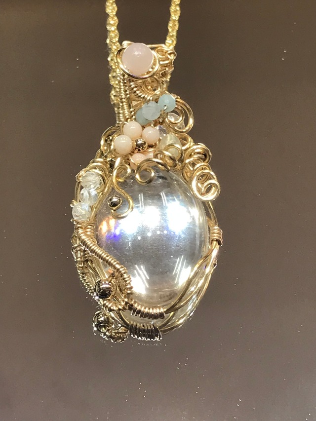 水晶のネックレス