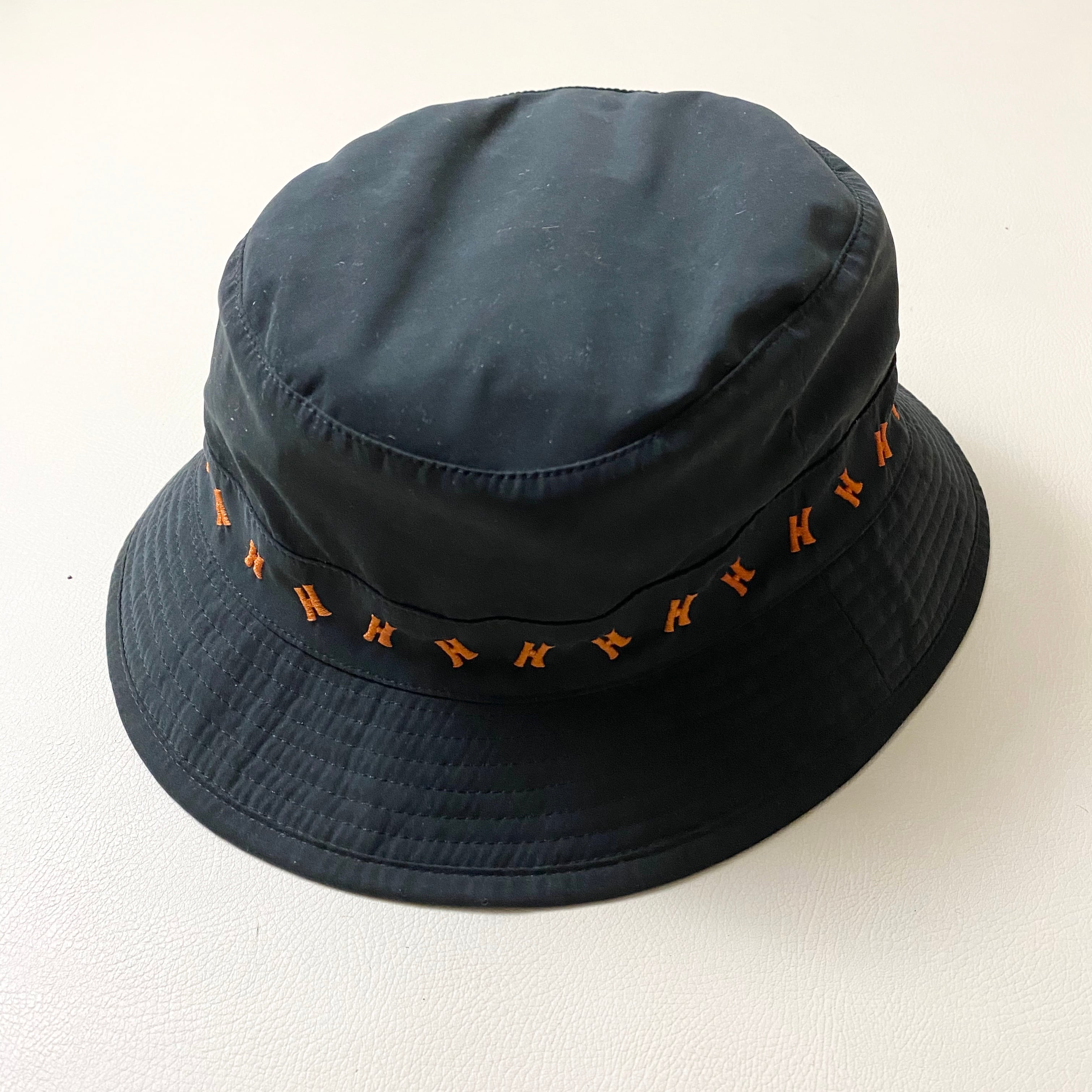 HERMES H embroidery bucket hat | NOIR ONLINE