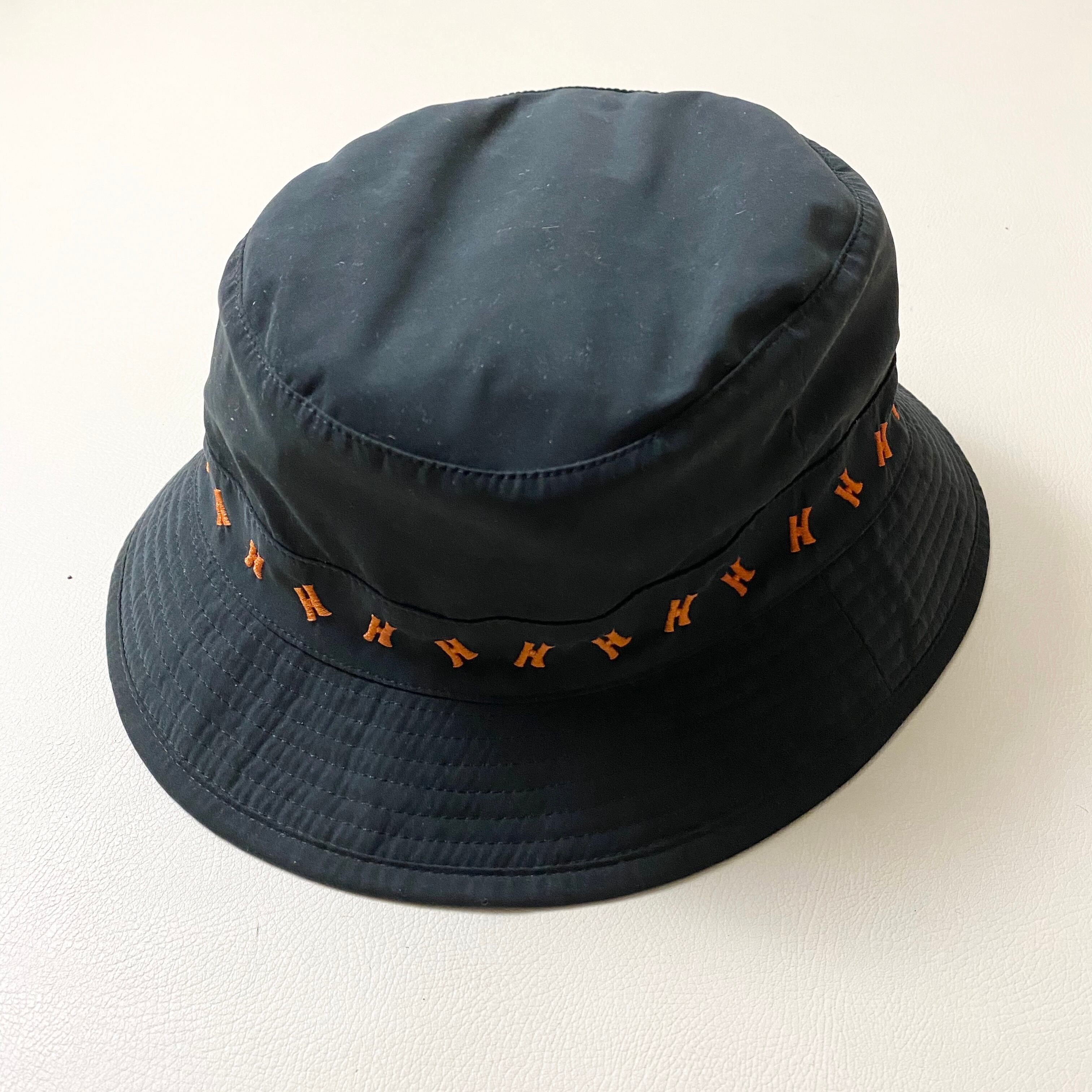 HERMES H embroidery bucket hat | NOIR ONLINE