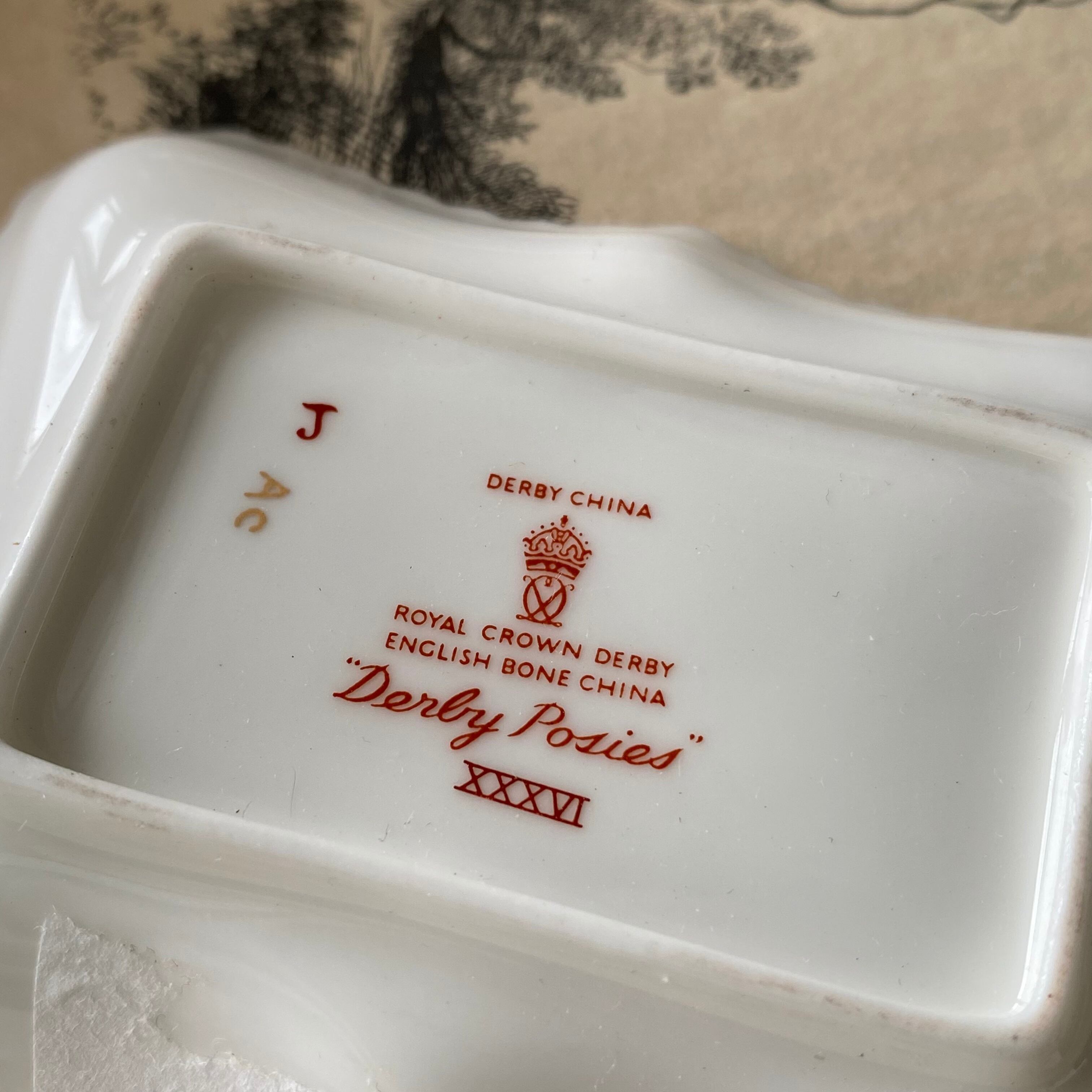 □ オリジナルボックス入り、ロイヤル・クラウン・ダービーのピン