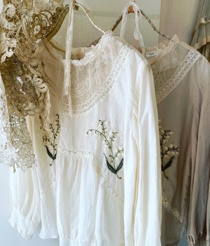 Lily of the embroidered           blouse：Ivory