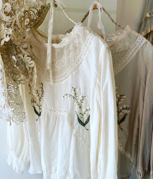 Lily of the embroidered           blouse：Ivory