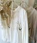 Lily of the embroidered           blouse：Ivory