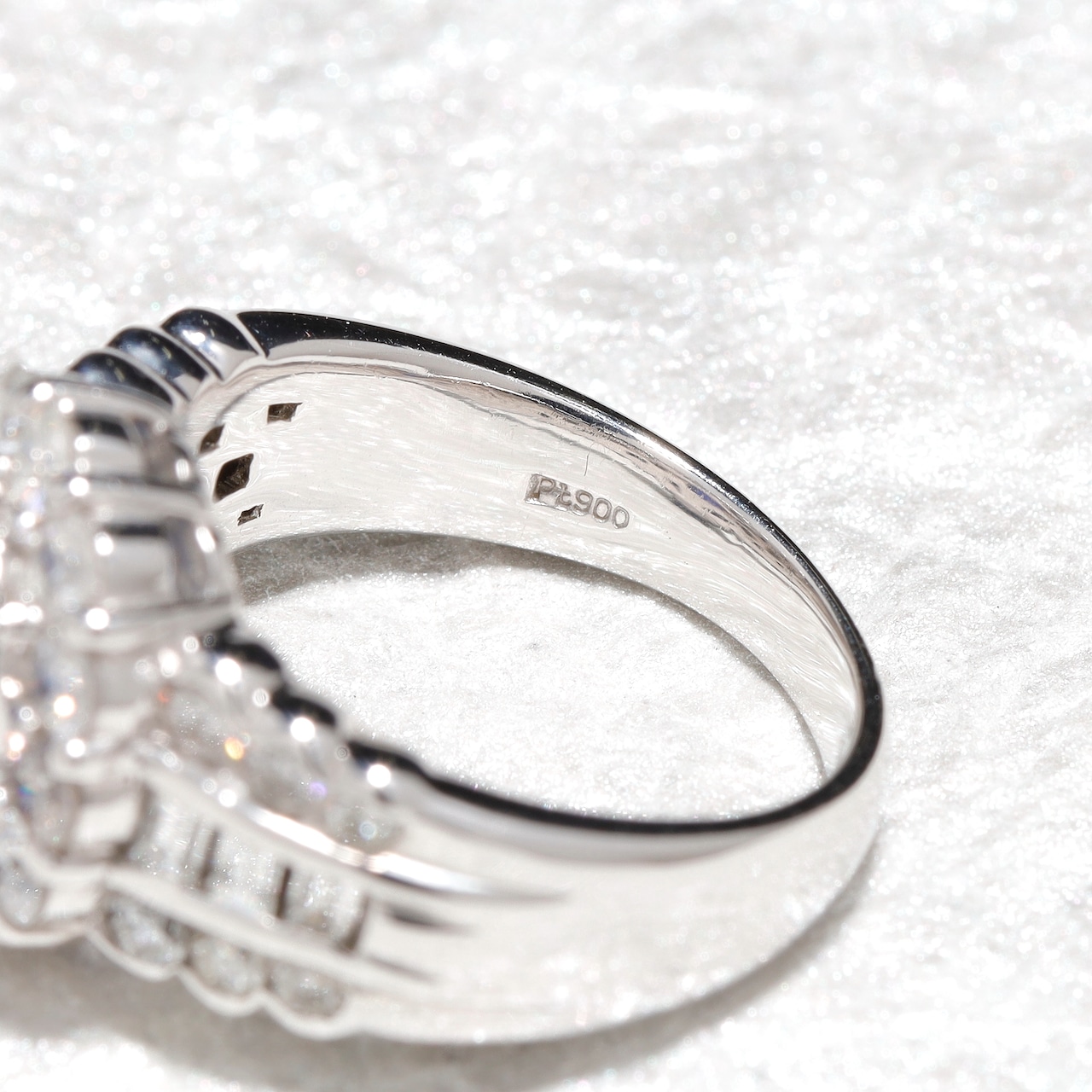 ロイヤルブルー サファイアリング pt900 / 3.080ct / DA 1.090ct