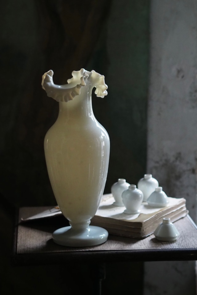 ウェーブ光影誘うミルクガラス花瓶 No.2-antique milk glass vase