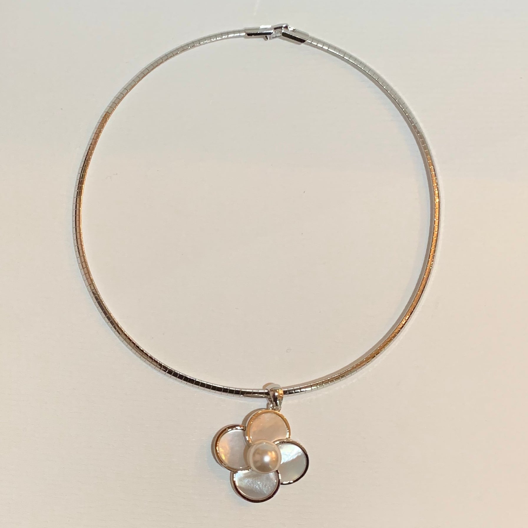 シェルフラワーモチーフのチョーカー