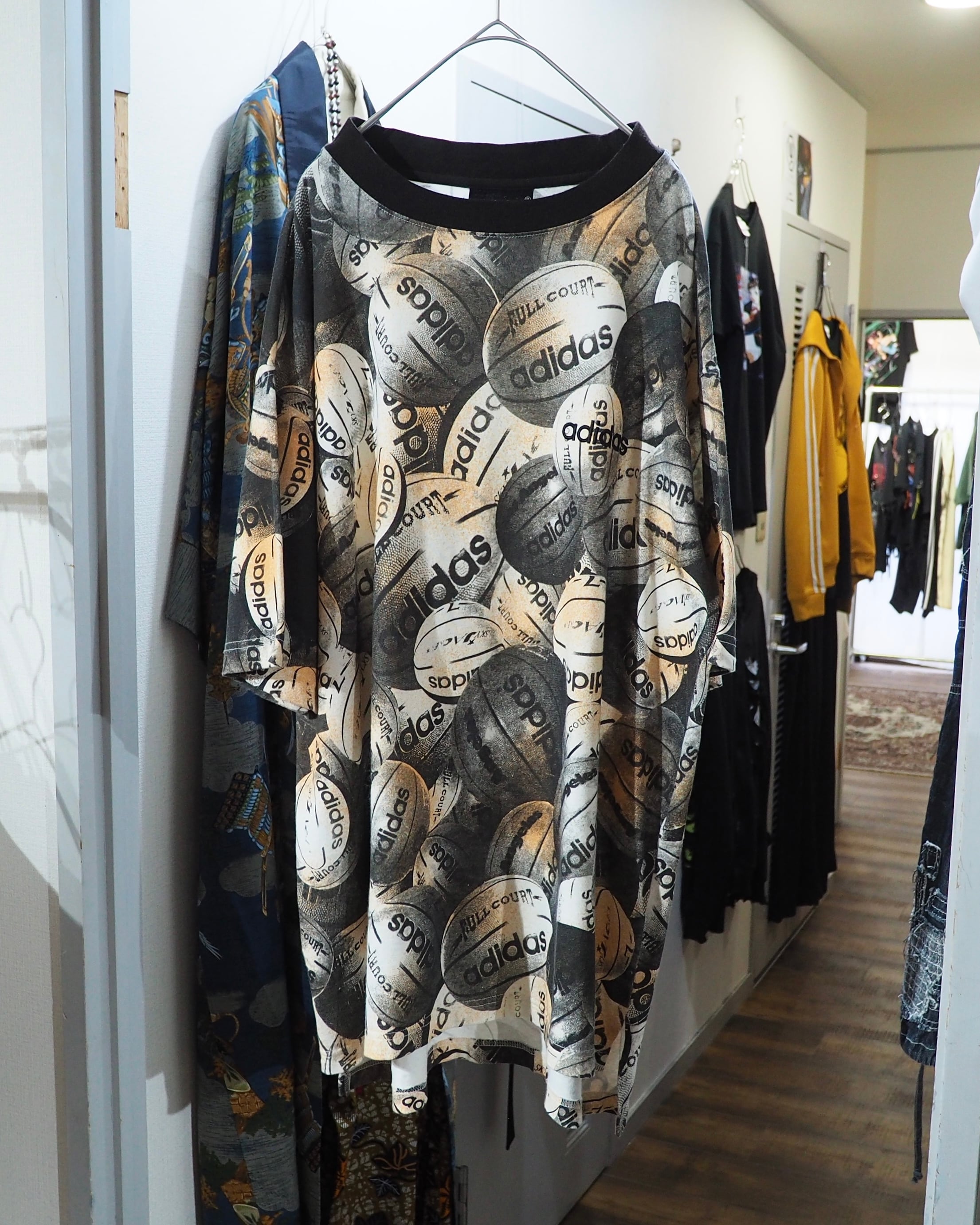 1990s ” Old adidas ” Many Many Basketball printed vintage loose SS Tee