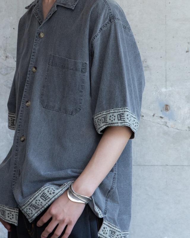 open collar short sleeve shirt / washed grey cotton / geometric border trims