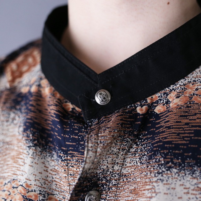 switching pattern antique silver color button over silhouette shirt