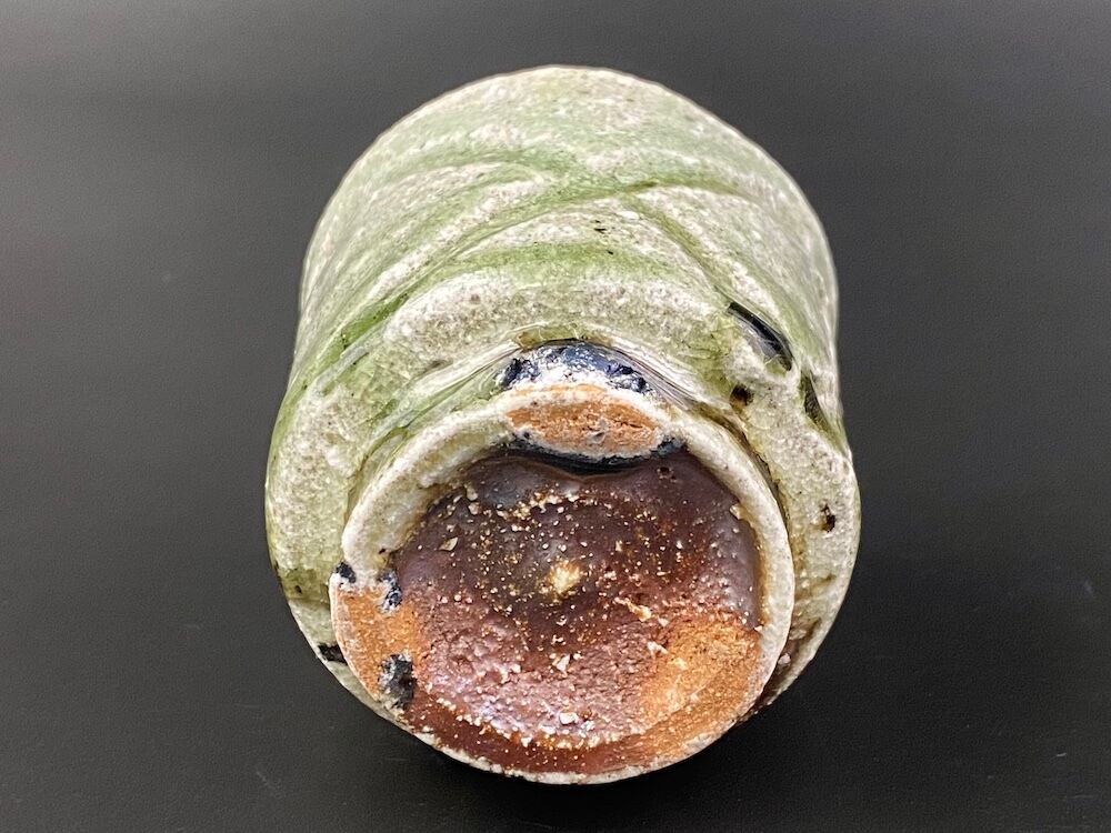 唐津灰被刻ぐい呑／Anagama ash-glaze guinomi(sake cup) | 土平窯