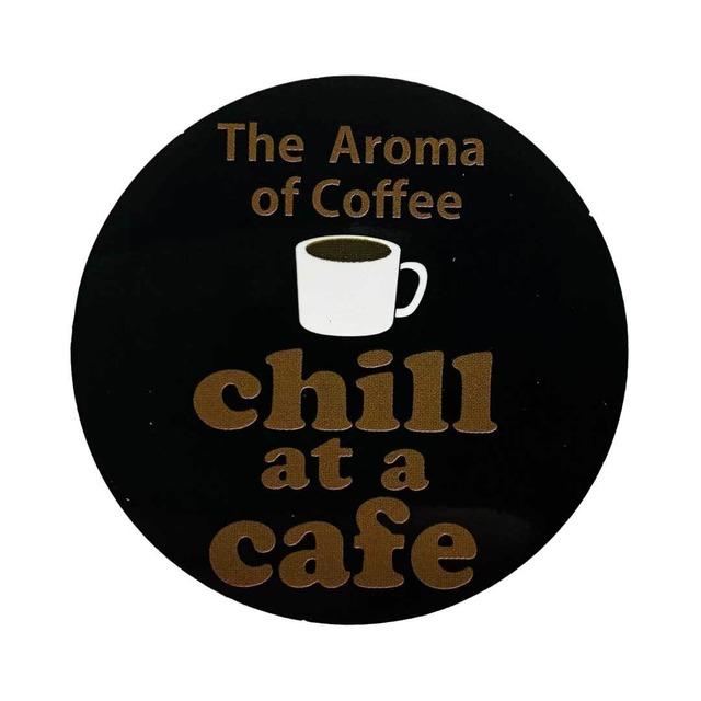 「chill at a cafe」アウトドアステッカー