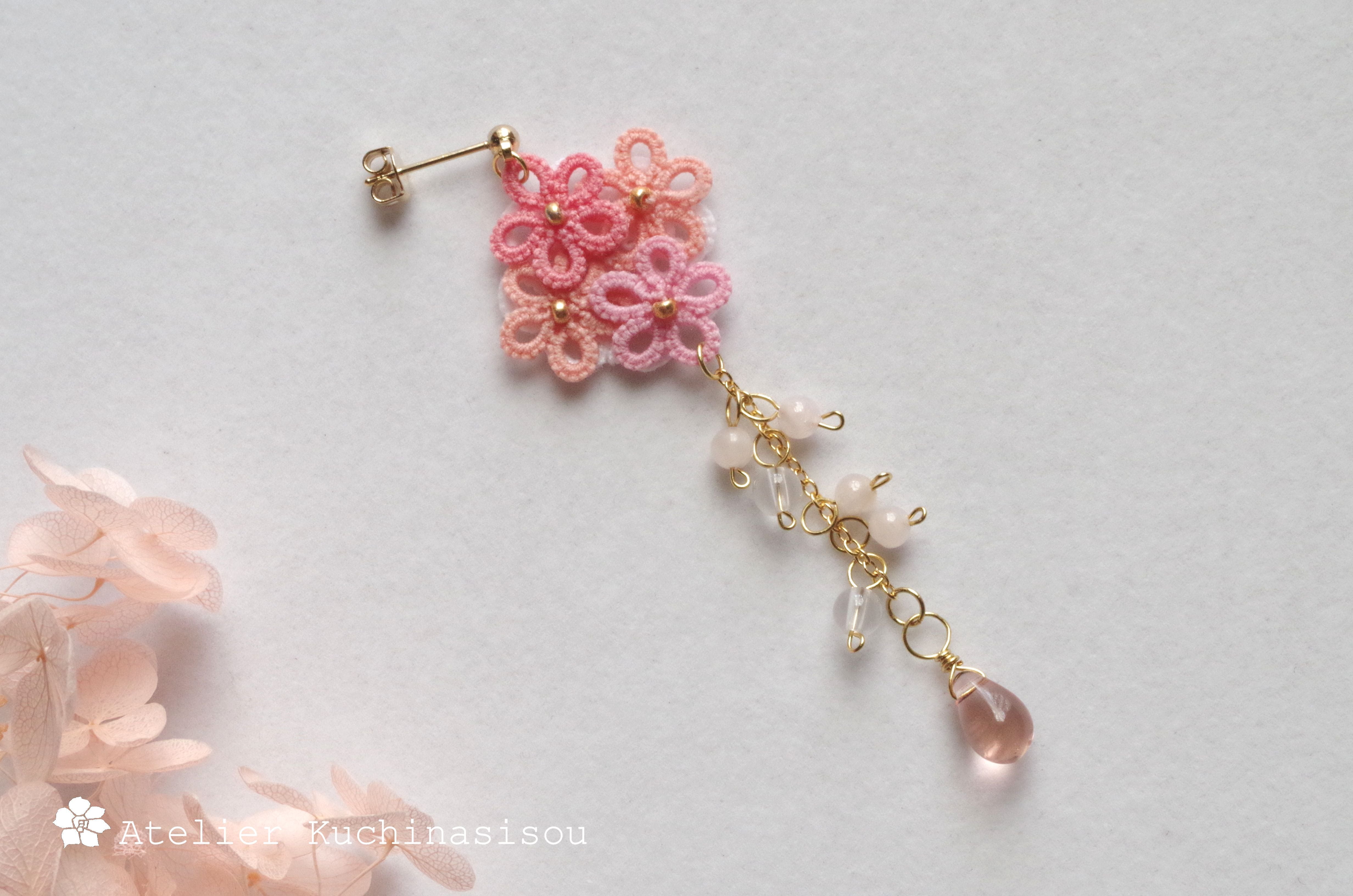 受注製作】タティングレースのお花と水滴のピアス〈ピンク