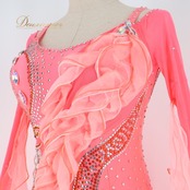 社交ダンス 衣装 スタンダードドレス ワンピース スタンダード デモ フロート フリル レース サーモン ピンク 競技 ダンス パーティ 発表会 ピンク系 Wish plus フリルドレス 明るい色 競技用 コスチューム お洒落 おしゃれ フォーマル ダンスイベント パフォーマンス 女性用 大人用 発表 発表会