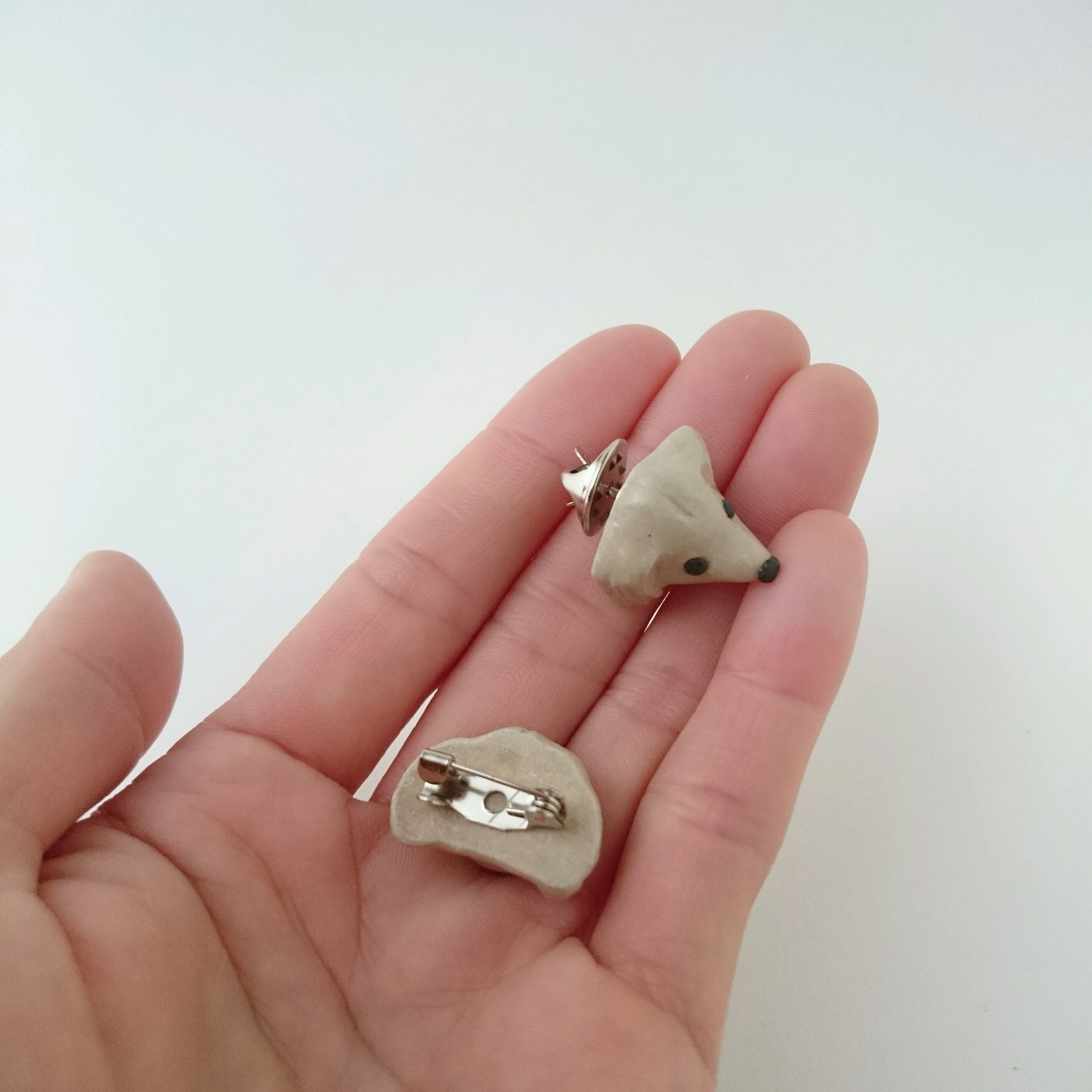 ダックス犬のピンバッチ（クリーム色） | 陶器のことり