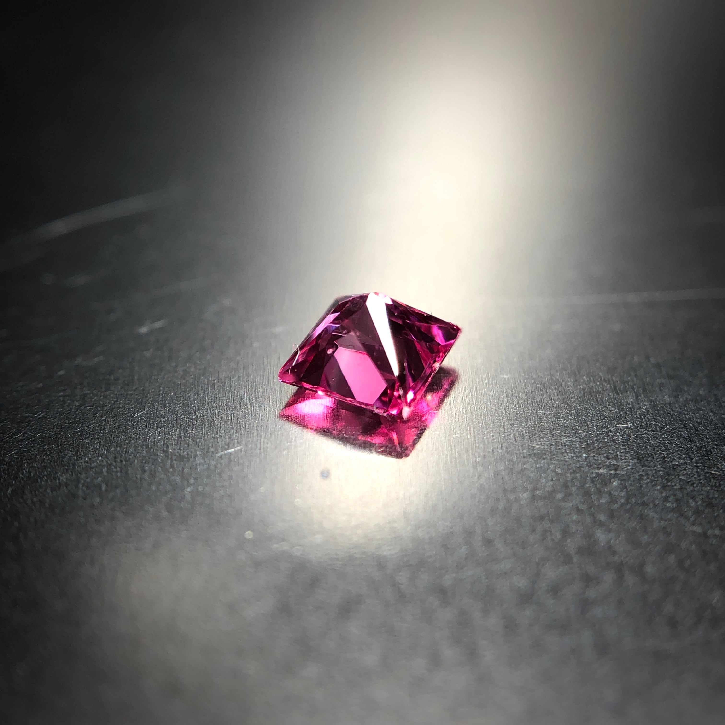 ネオン溢れるホットピンクカラー 0.24ct タンザニア産 天然 アヤナスピネル | Frederick’s Gems&Jewelry powered  by BASE