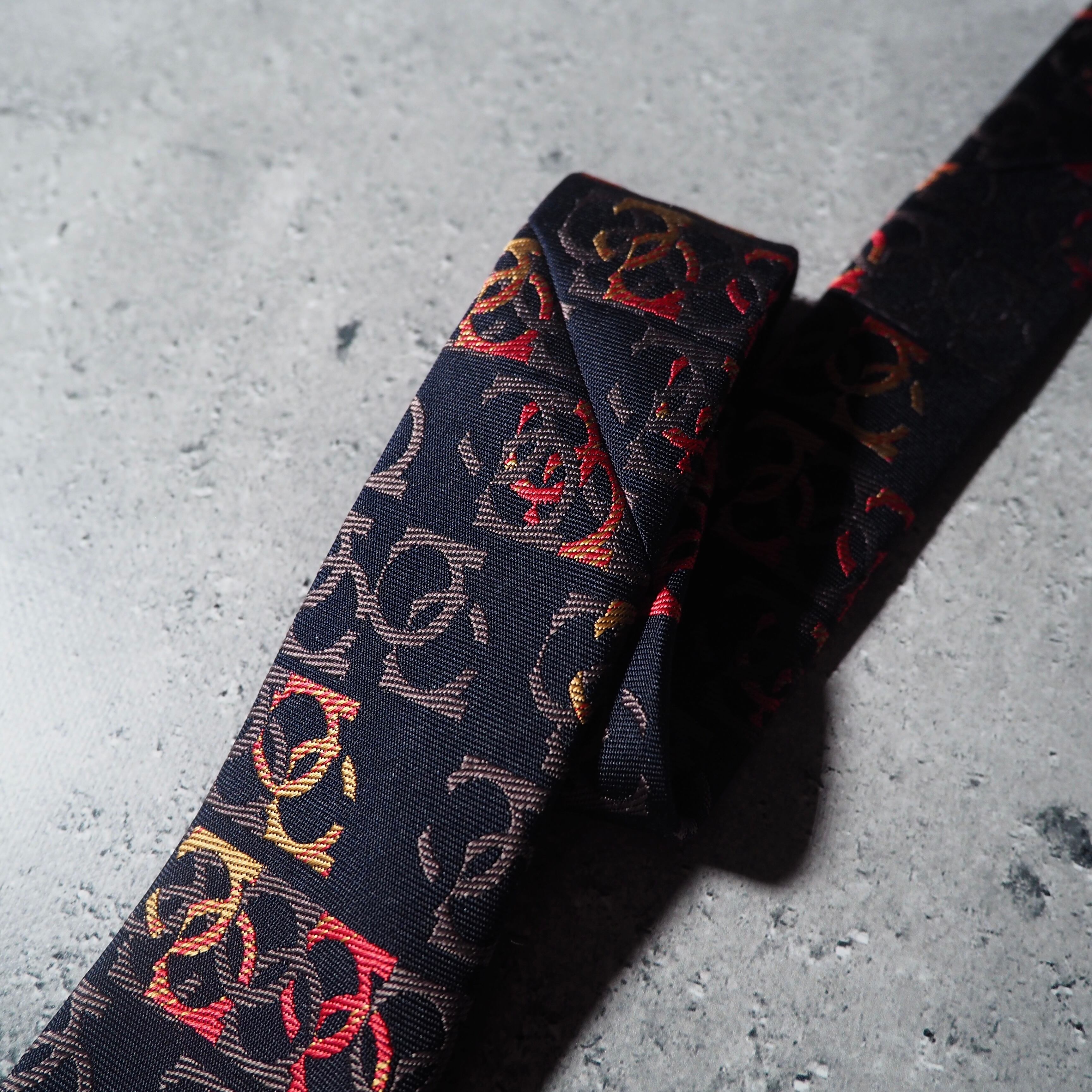 Black mode wisdom circle embroidery Design vintage silk Tie