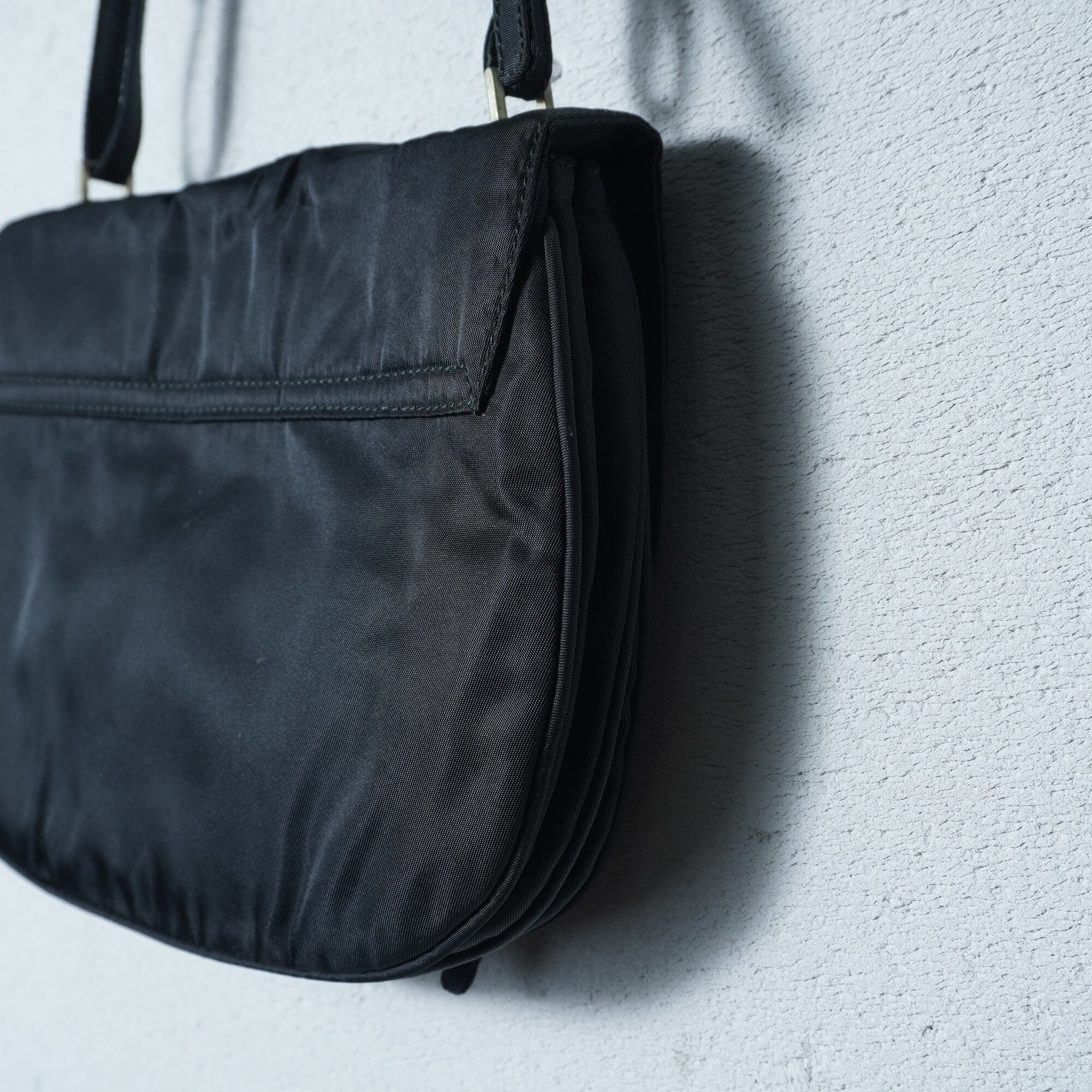 PRADA】プラダ 三角プレートナイロンショルダーバッグ black | MIXHIVE