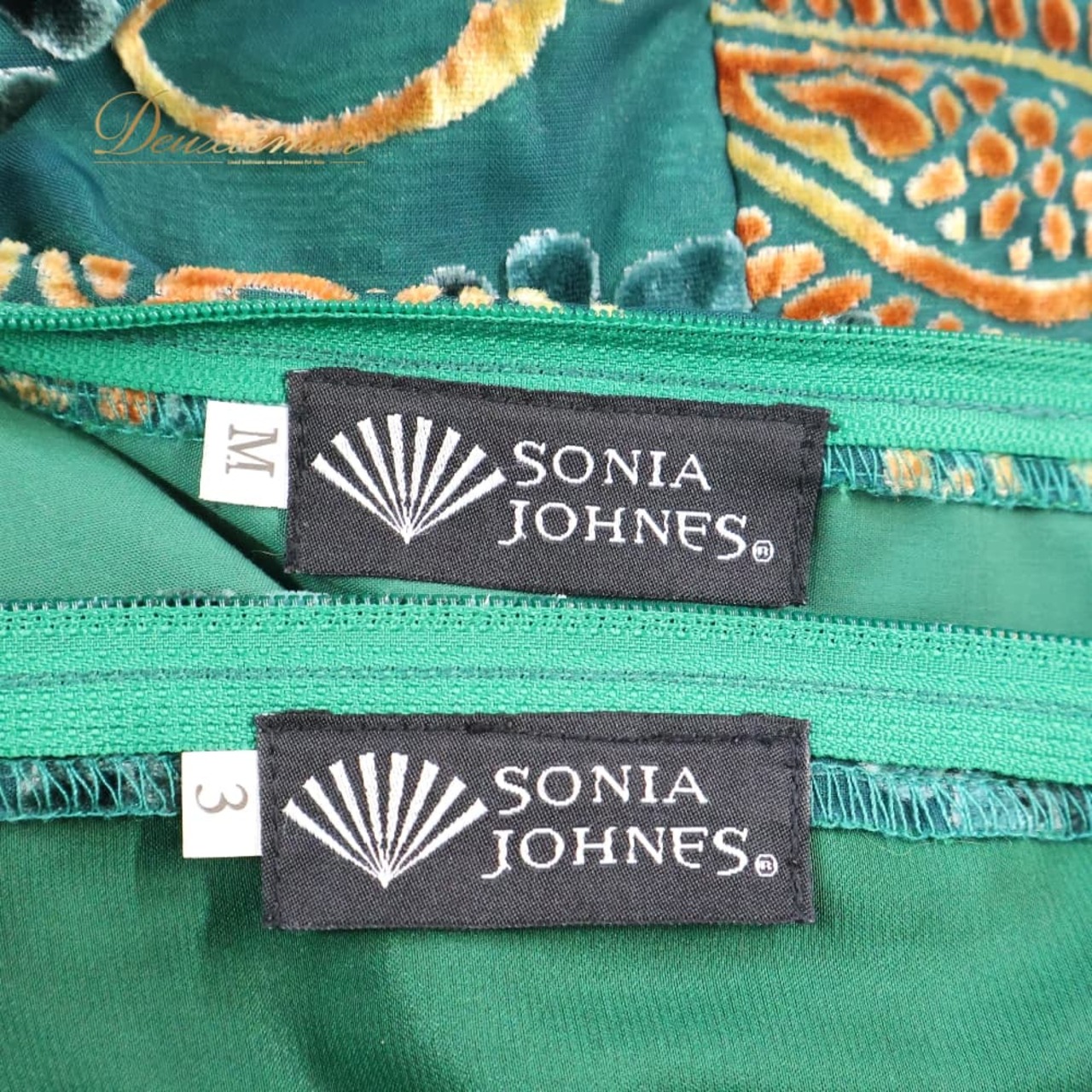フラメンコ 衣装 SONIA JOHNES ソニアジョーンズ ツーピース セットアップ 上下セット グリーン系 ゴールド系 緑 ベージュ 金 ボランテ フリル レース 柄 模様 高級感 ゴージャス ダンス 発表会 ステージ衣装 上品 舞台衣装 かっこいい ダンス衣装 おしゃれ エレガント
