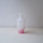 乳白色とピンクのひらひら花瓶