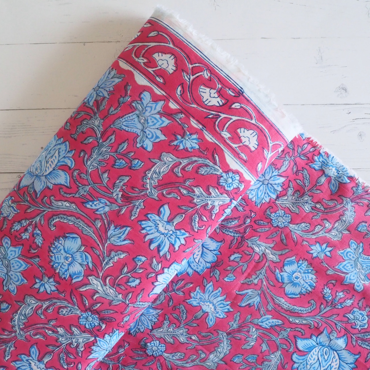 ブロックプリント生地【50cm単位】インド綿 片耳デザイン付き 花柄 白×赤×水色 #55223-RD1