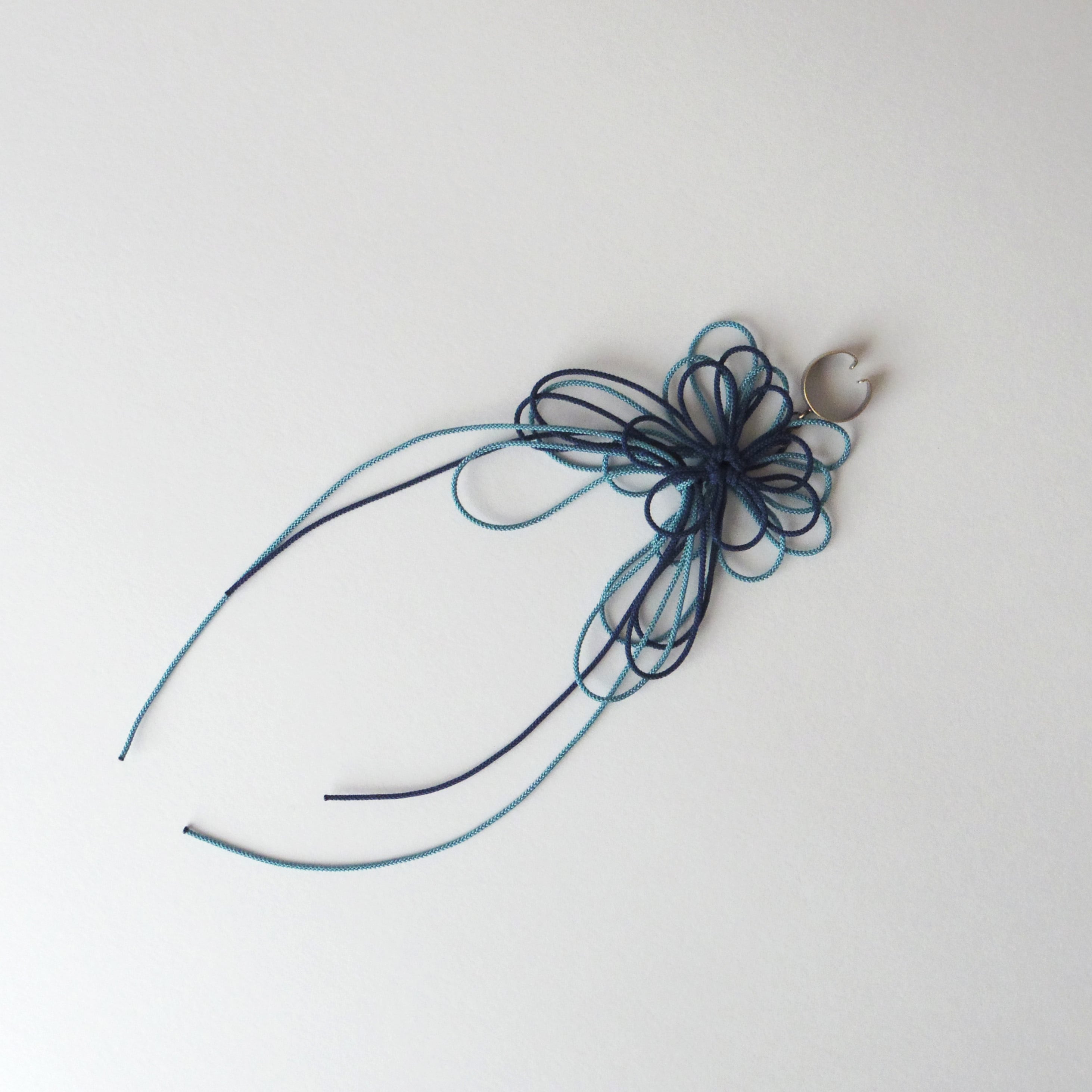 かたっぽイヤーカフ「ささら、映」(濃青×縹)