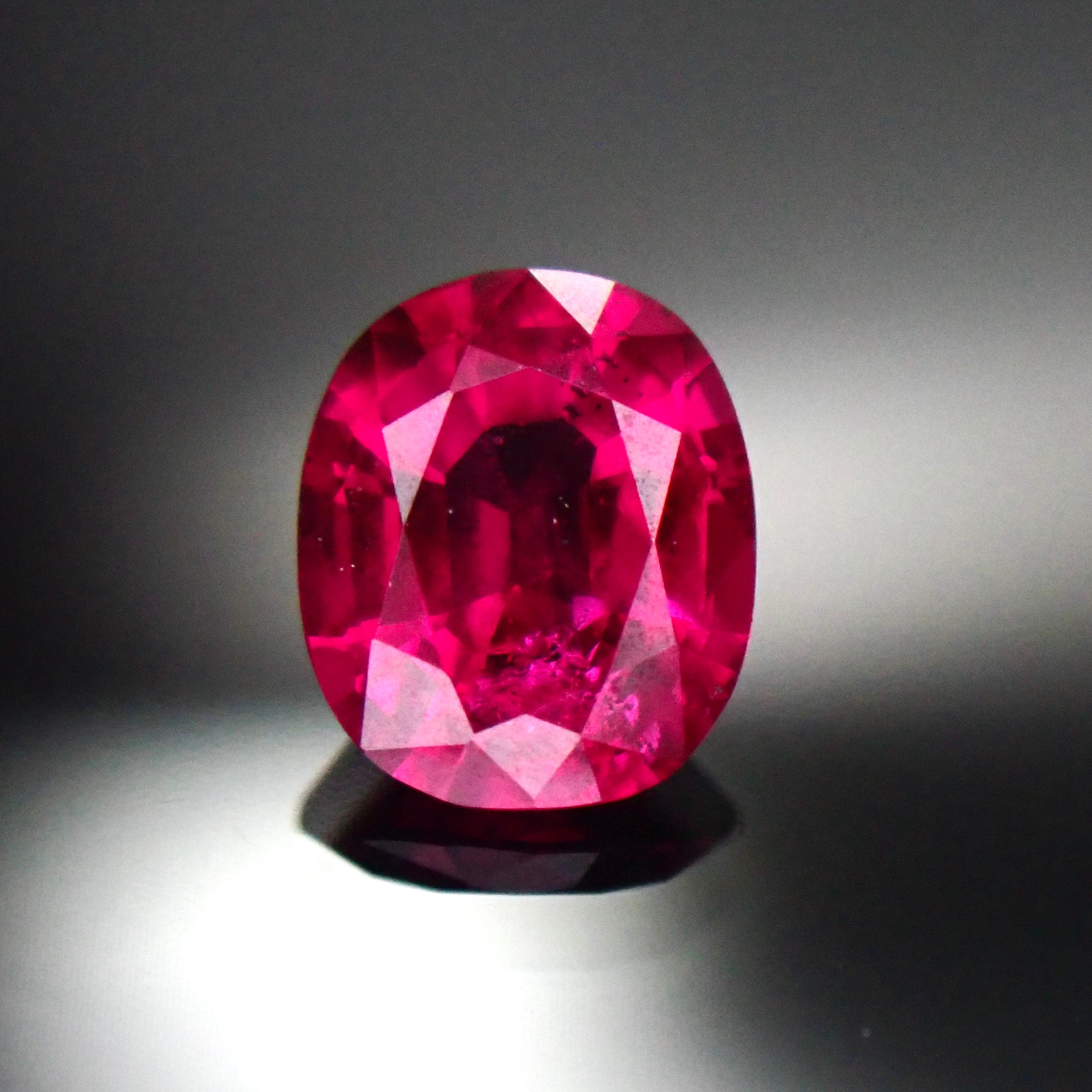 緋色の輝き、非加熱の至宝　0.43ct 非加熱ピジョンブラッドルビー AIGS鑑別書付属 | Frederick’s Gems&Jewelry  powered by BASE