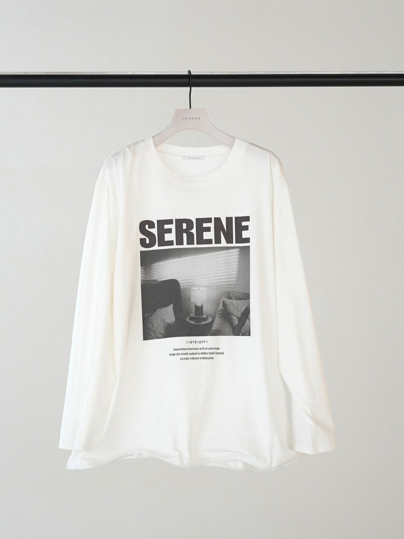 【9/中旬〜9/下旬入荷次第お届けのご予約】CHIGNON/シニヨン ワイヤーヘムPHOTOロンTEE 8465-441KO F