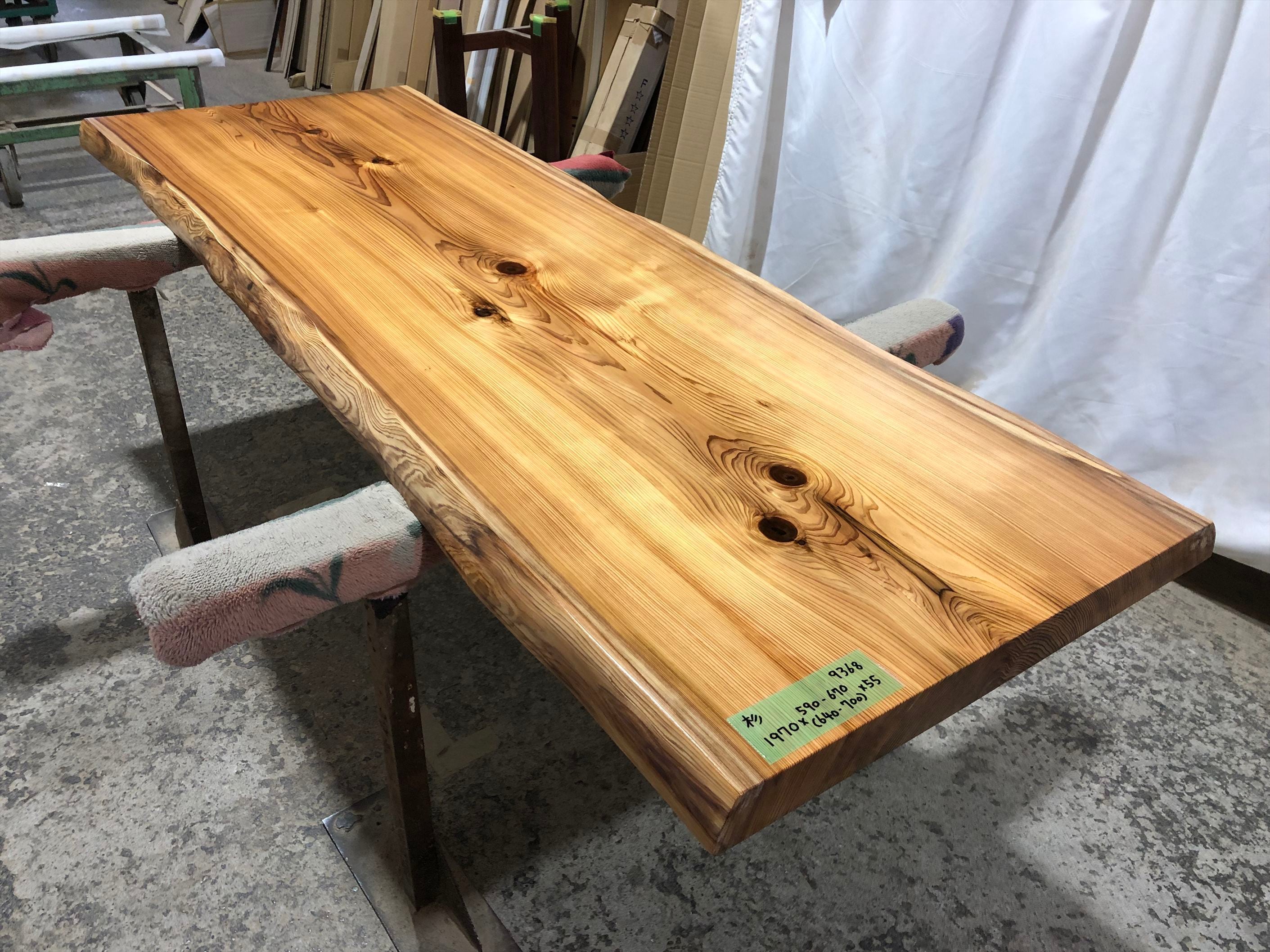 杉9368 一枚板無垢 1970x590-670x55mm 乾燥材 センターテーブル カウンター ウレタン塗装 セラウッド塗装 テーブル板