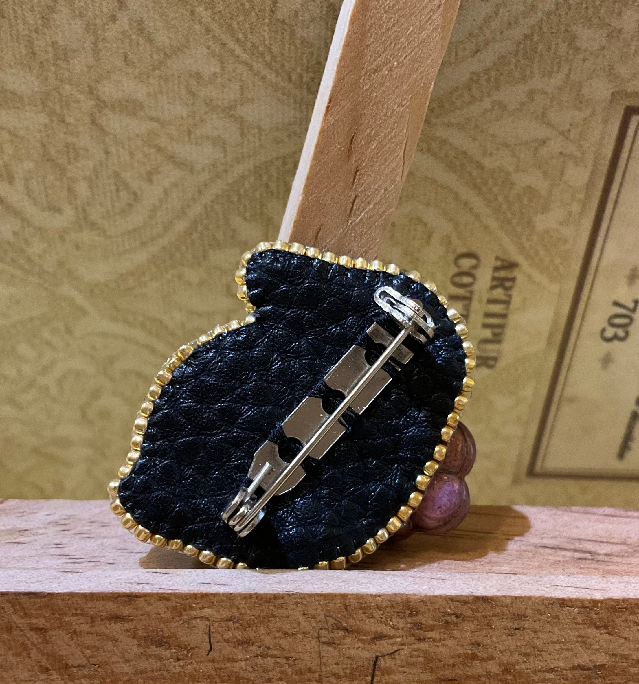 MARIO handmade うさぎブローチ お花と一緒に たれ耳 | うさぎセレクト