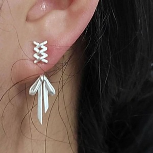 ホワイトリボンピアス　24112