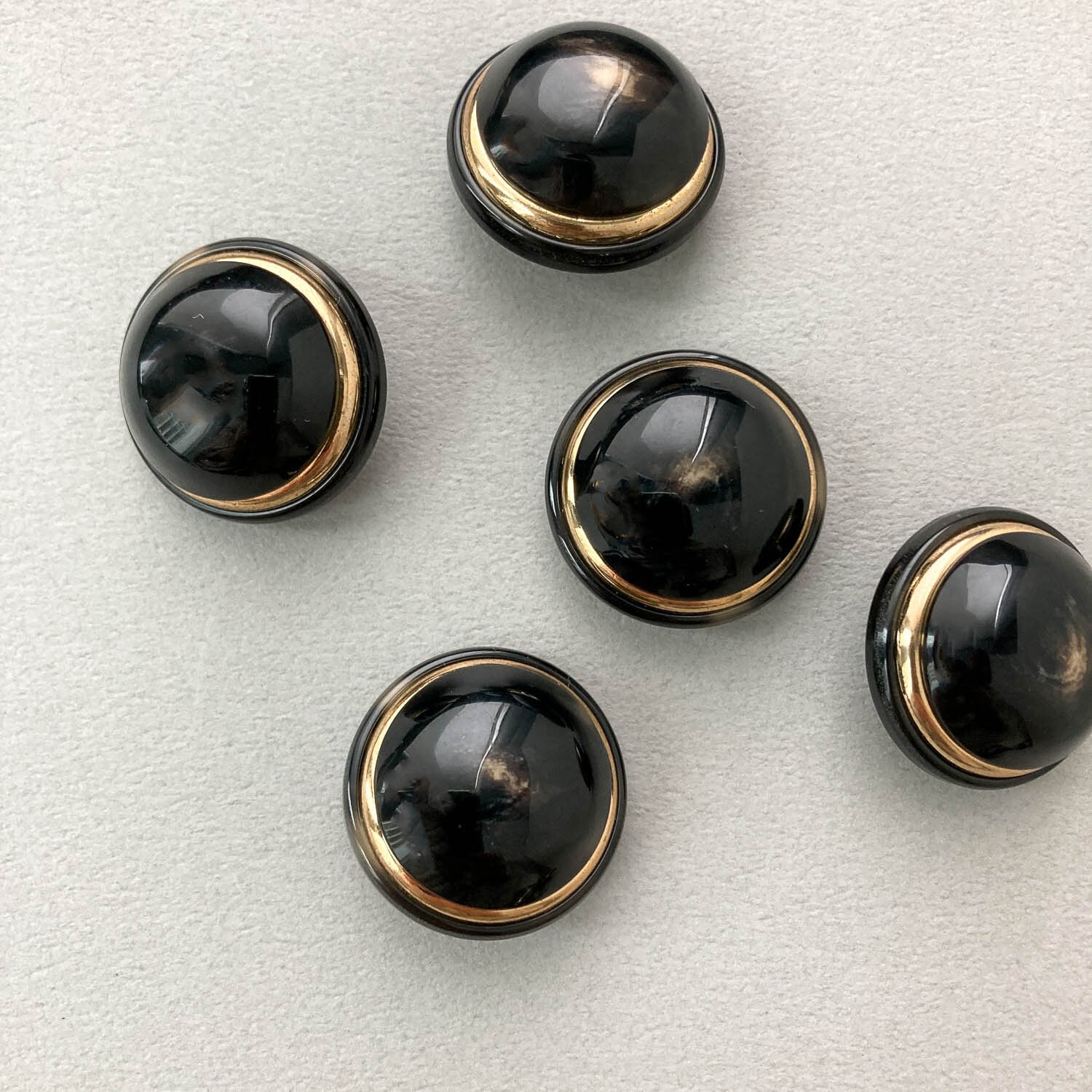 d.i.a ブラックベアトップ・ゴールドボタン ゴールドライン入り黒ドームボタン（28mm） | Dua-アクセサリーパーツ