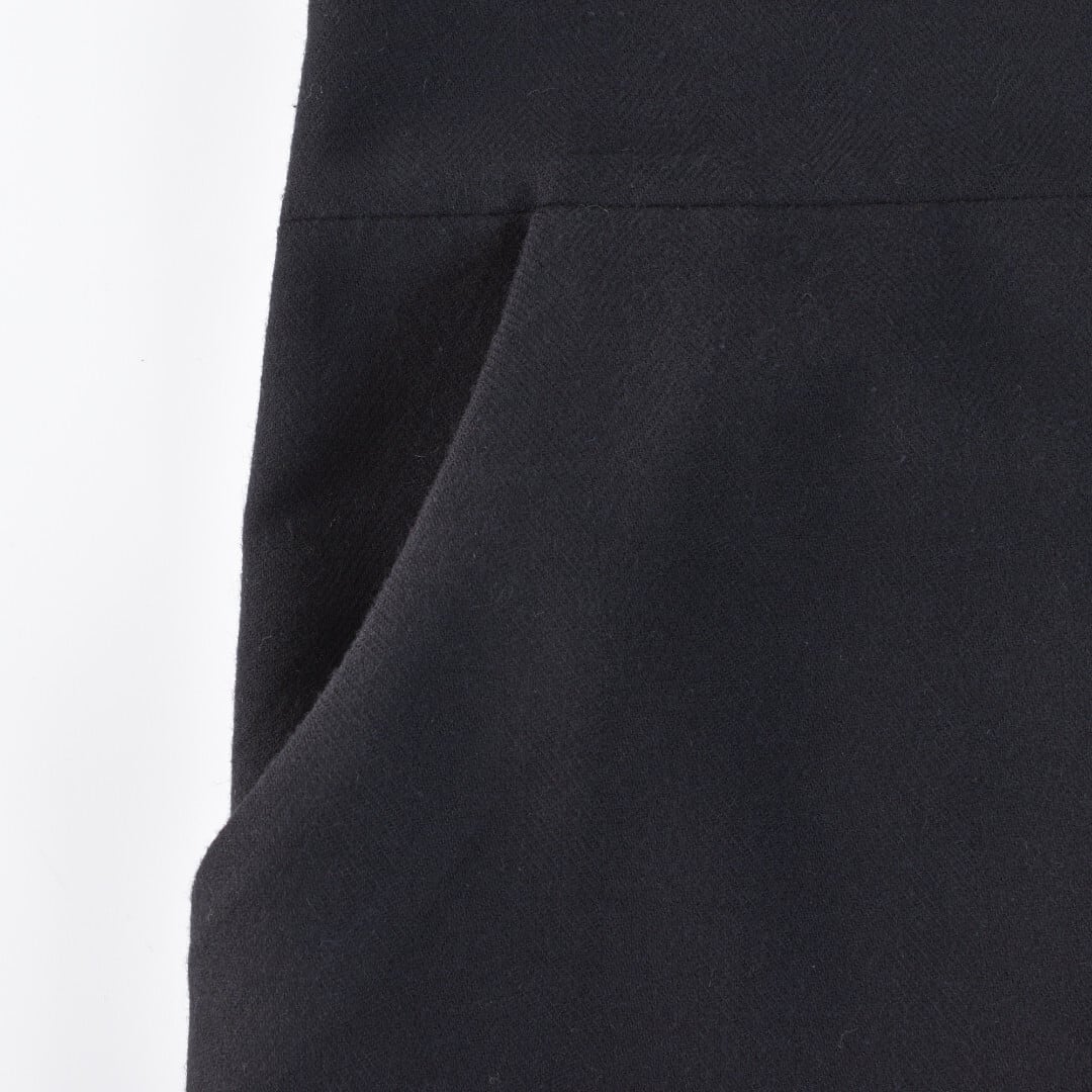 atelier naruse アトリエナルセ コットンウールヘリンボーン・ジャンパースカート・ブラック 人気のアイテムがリデザインされて秋冬仕様で発売になりました。