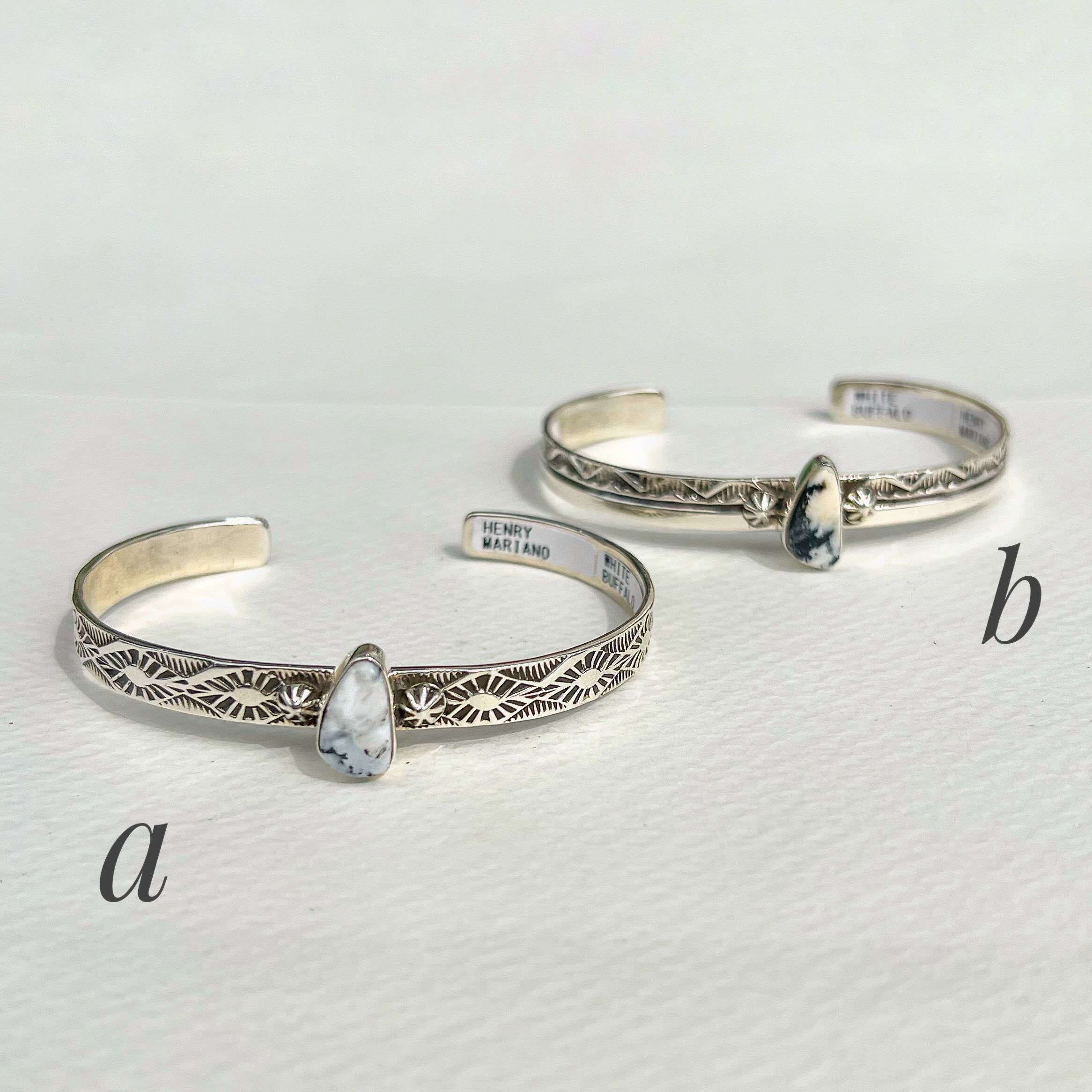 Indian Jewelry 》ホワイトバッファロー スタンプワーク バングル 