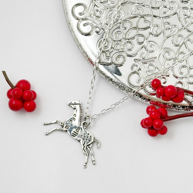 駆け抜ける馬 ペンダントトップ／ネックレス ホース 馬 蹄鉄 ホース うま