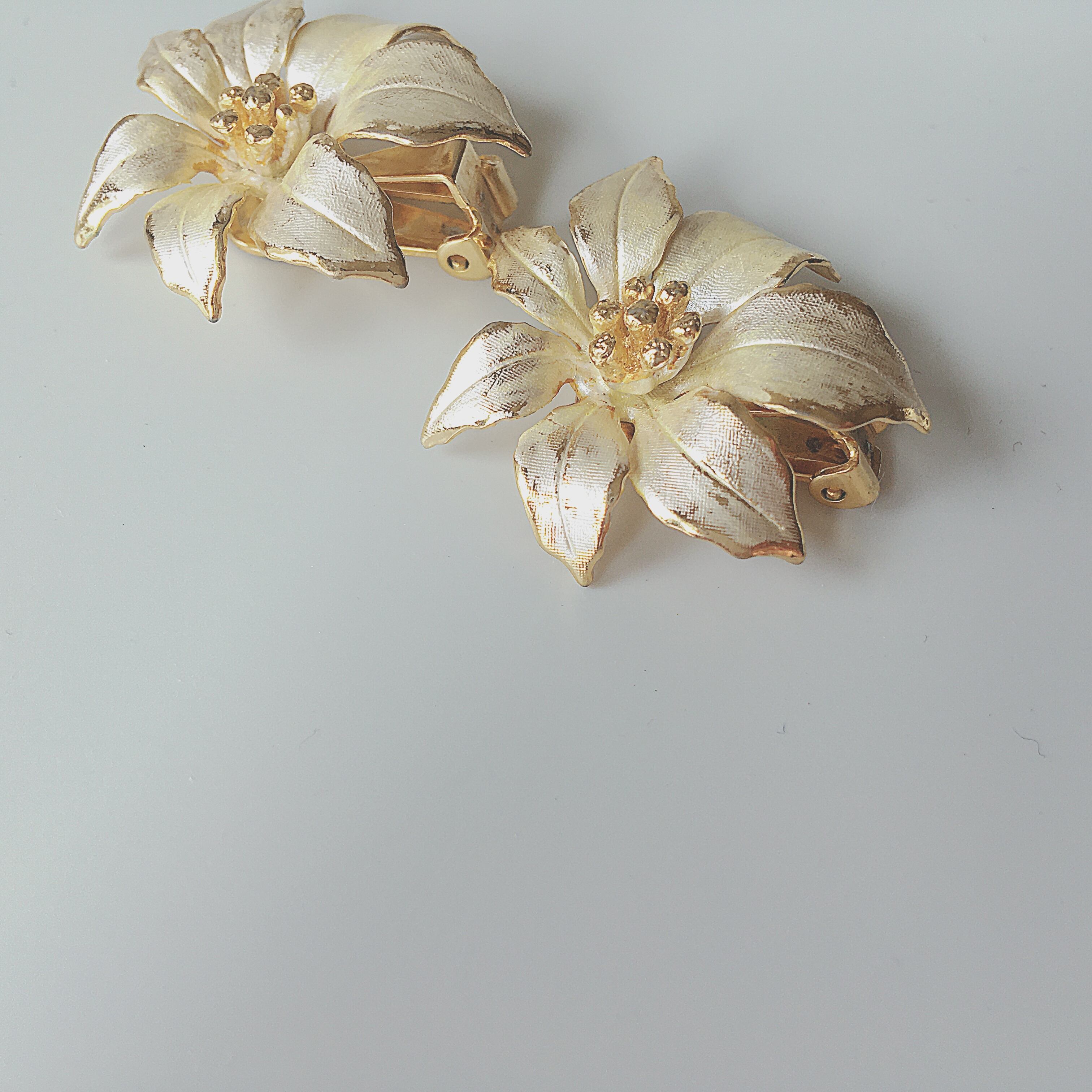 Vintage 60s - 80s Cerrito gold tone white flower earrings ...