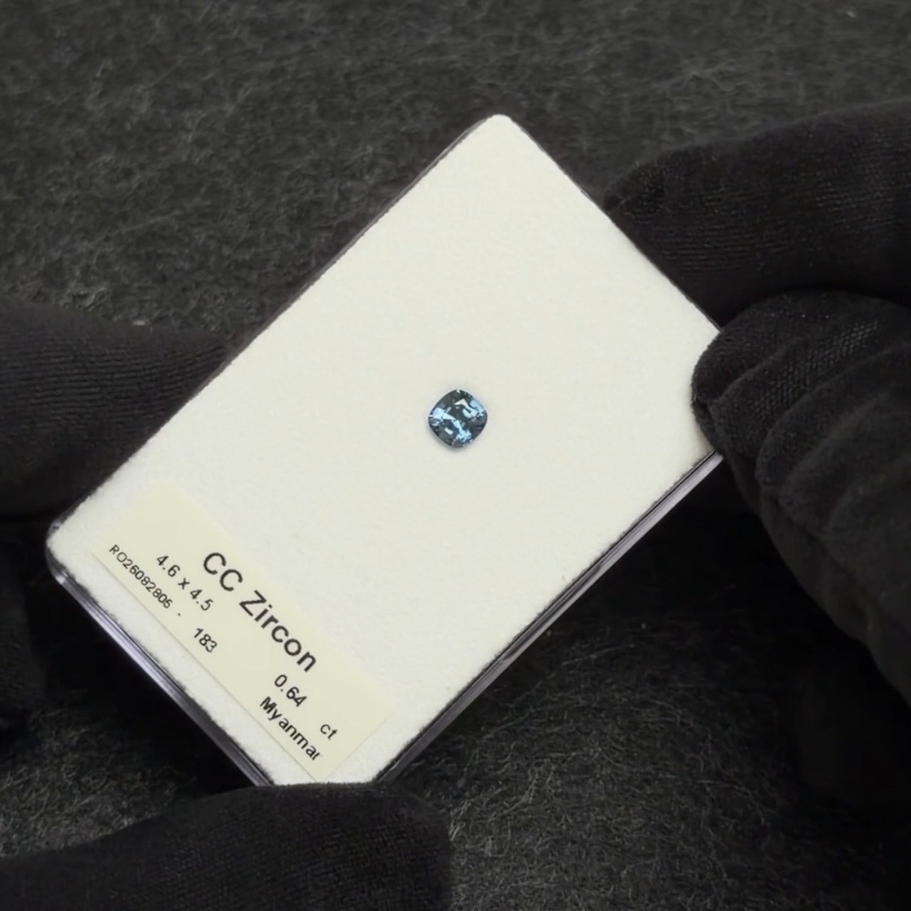 カラーチェンジジルコン 4.6x4.5mm, 0.64ct, ミャンマー産