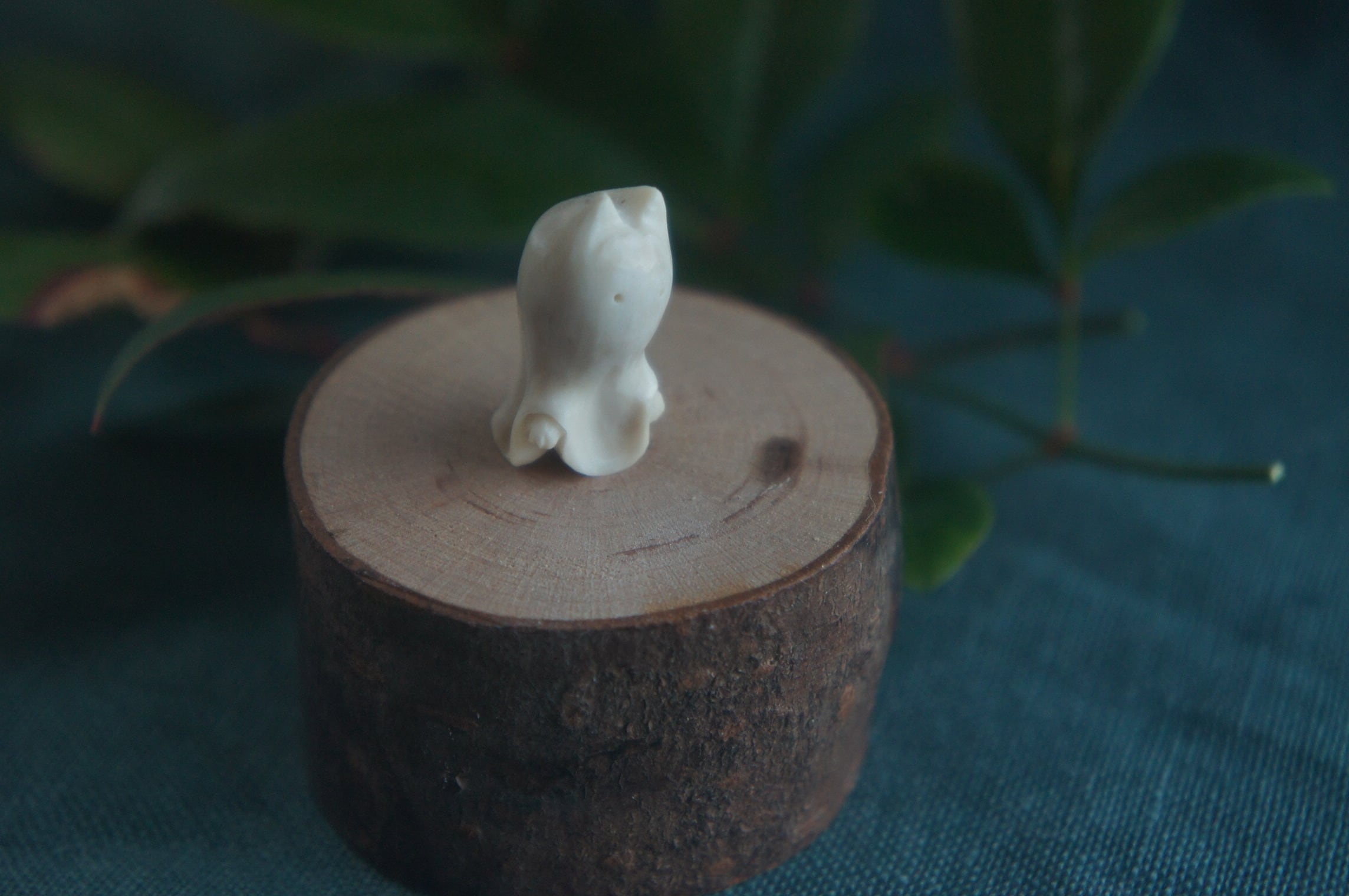 鹿角彫刻「兎角亀毛」猫にのっとられたおばけ【8】 | deer bone 