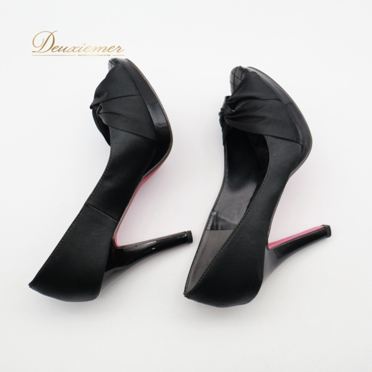 レディースファッション シューズ Mサイズ ブラック系 ドリードール DorryDoll 黒 靴 くつ ヒール ハイヒール リボン 結婚式 パーティー パンプス 光沢 上品 かわいい お出かけ