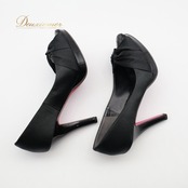 レディースファッション シューズ Mサイズ ブラック系 ドリードール DorryDoll 黒 靴 くつ ヒール ハイヒール リボン 結婚式 パーティー パンプス 光沢 上品 かわいい お出かけ