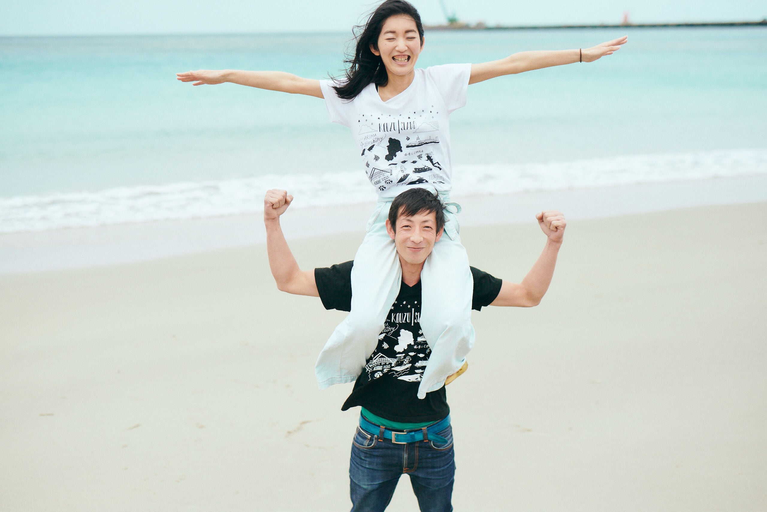 神津島オリジナルTシャツ Vネック・ブラック | FamiliA