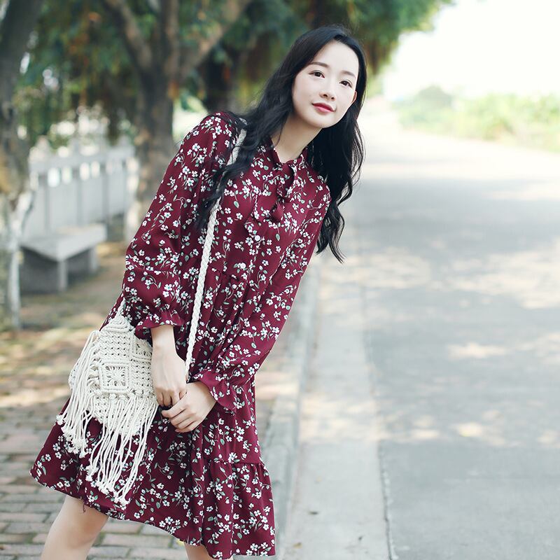 絵本の中の女の子 花柄ワンピース