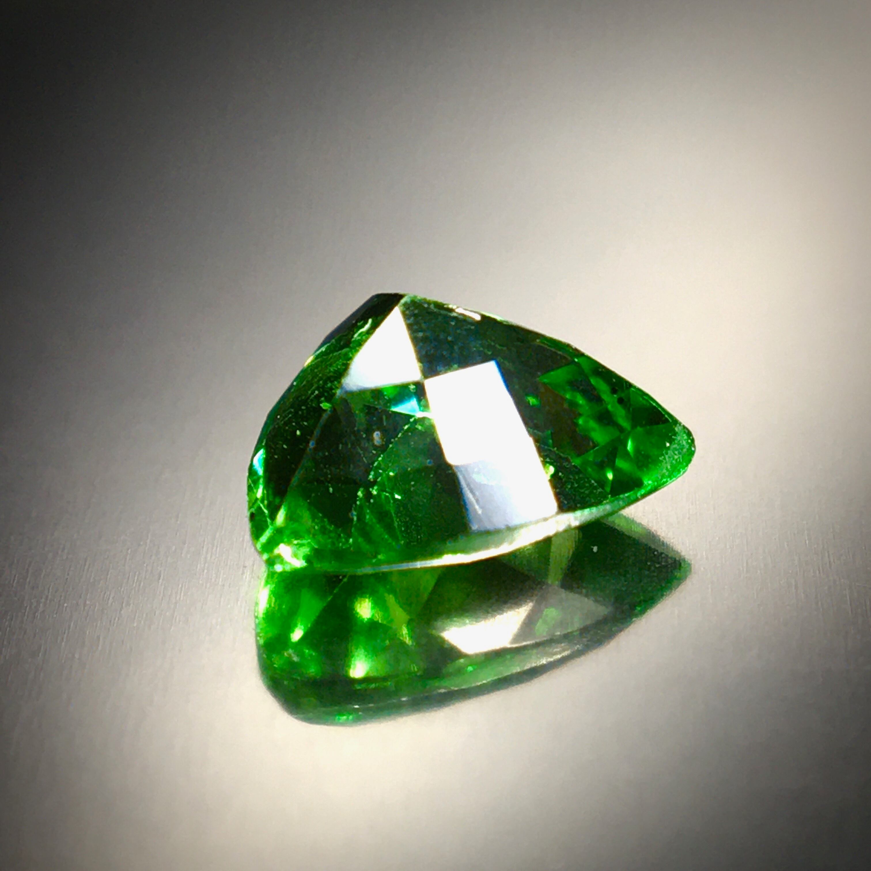 ビビッドなネオングリーン 0.8ct UP 天然 ツァボライト ルース 鑑別付