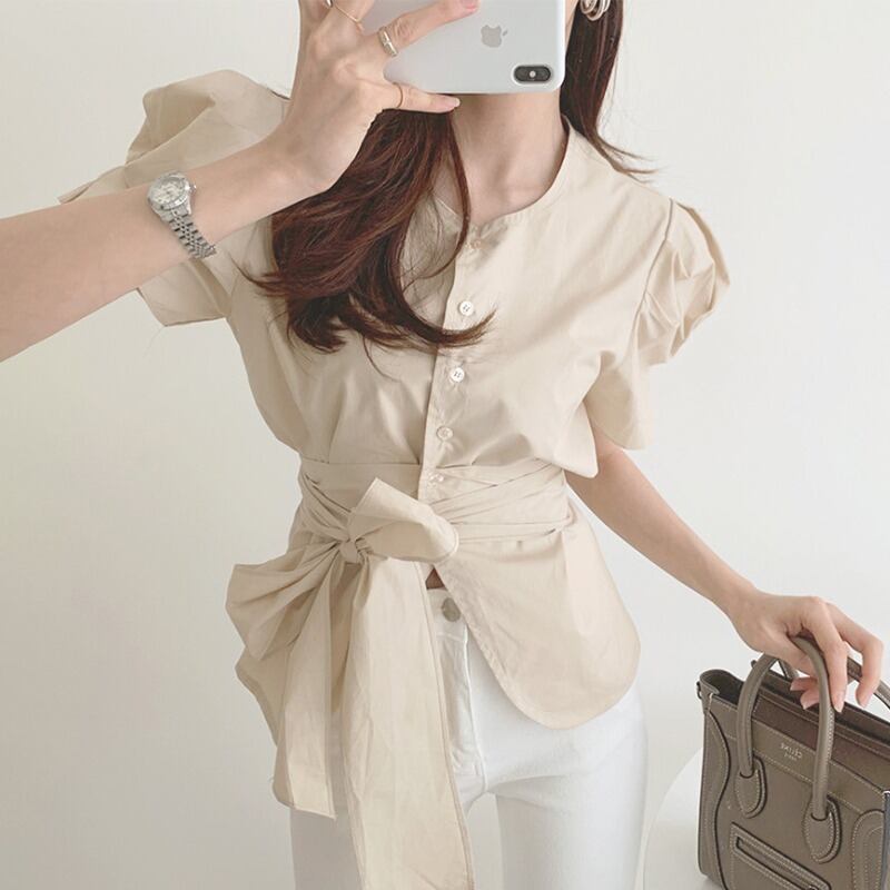 トップス レディース カットソー シャツ ブラウス 半袖 パフスリーブ シフォン リボン ベルト ウエストリボン 2色 かわいい 大人可愛い きれいめ 上品 エレガント 清楚 フェミニン おしゃれ お洒落 おとな ナチュラル こなれ感 ロマンチック 抜け感 爽やか 主役級 存在感 無地 OL 通勤 学生 通学 デート お出かけ お買い物 S M ベージュ ホワイト 白 夏 20代 30代 40代 韓国 韓国系 普段使い ファッション コーデ モテ トレンド 流行 インスタ映え 送料無料