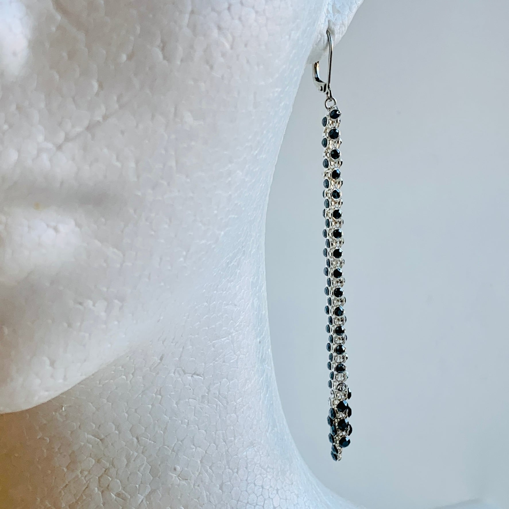 Swarovski社製クリスタルメッシュ使用 モノトーンロングピアス | L