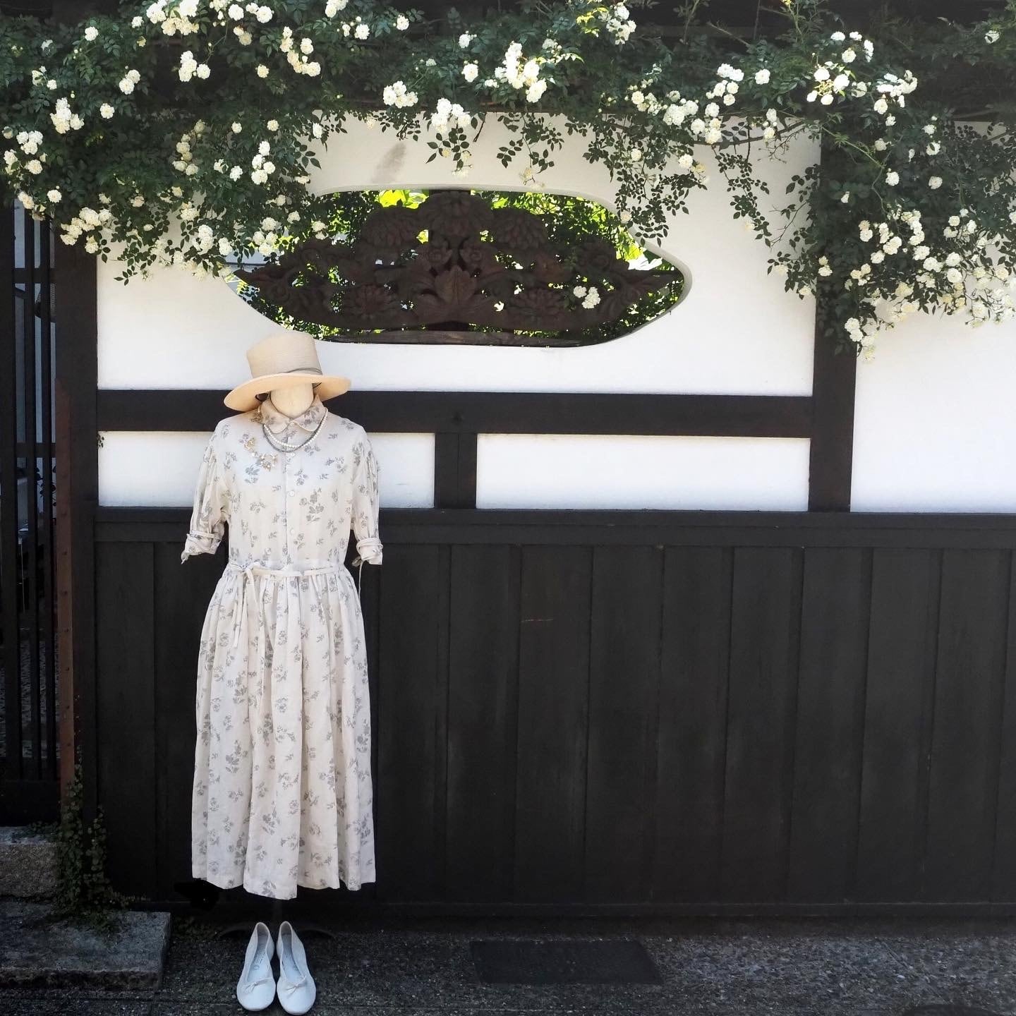 the last flower of the afternoon :／路傍の花 gathered shirt dress （エクリュ・墨色）