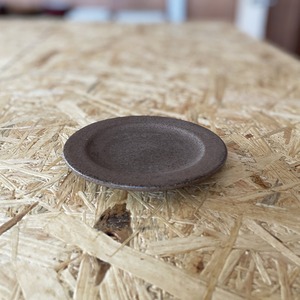 【 やちむん】FUCLAY 沖縄県今帰仁の窯 やちむん リム皿 4寸 小皿 ブラウン 茶色 飴 取り皿