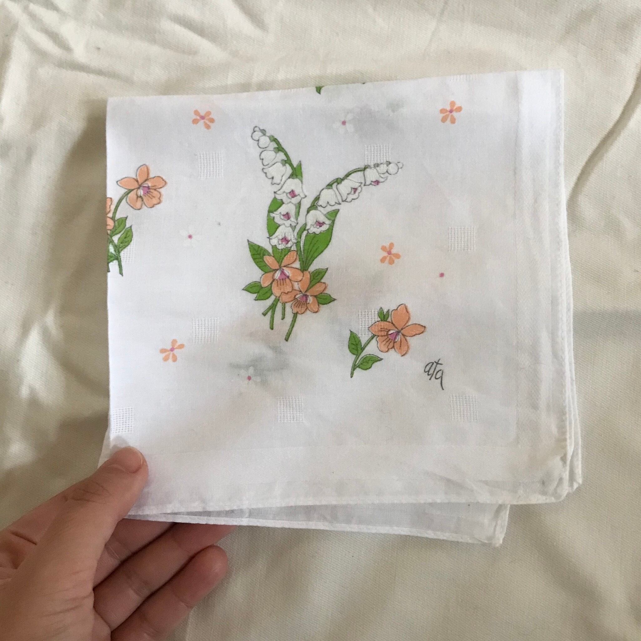 オレンジ色の花模様のハンカチ