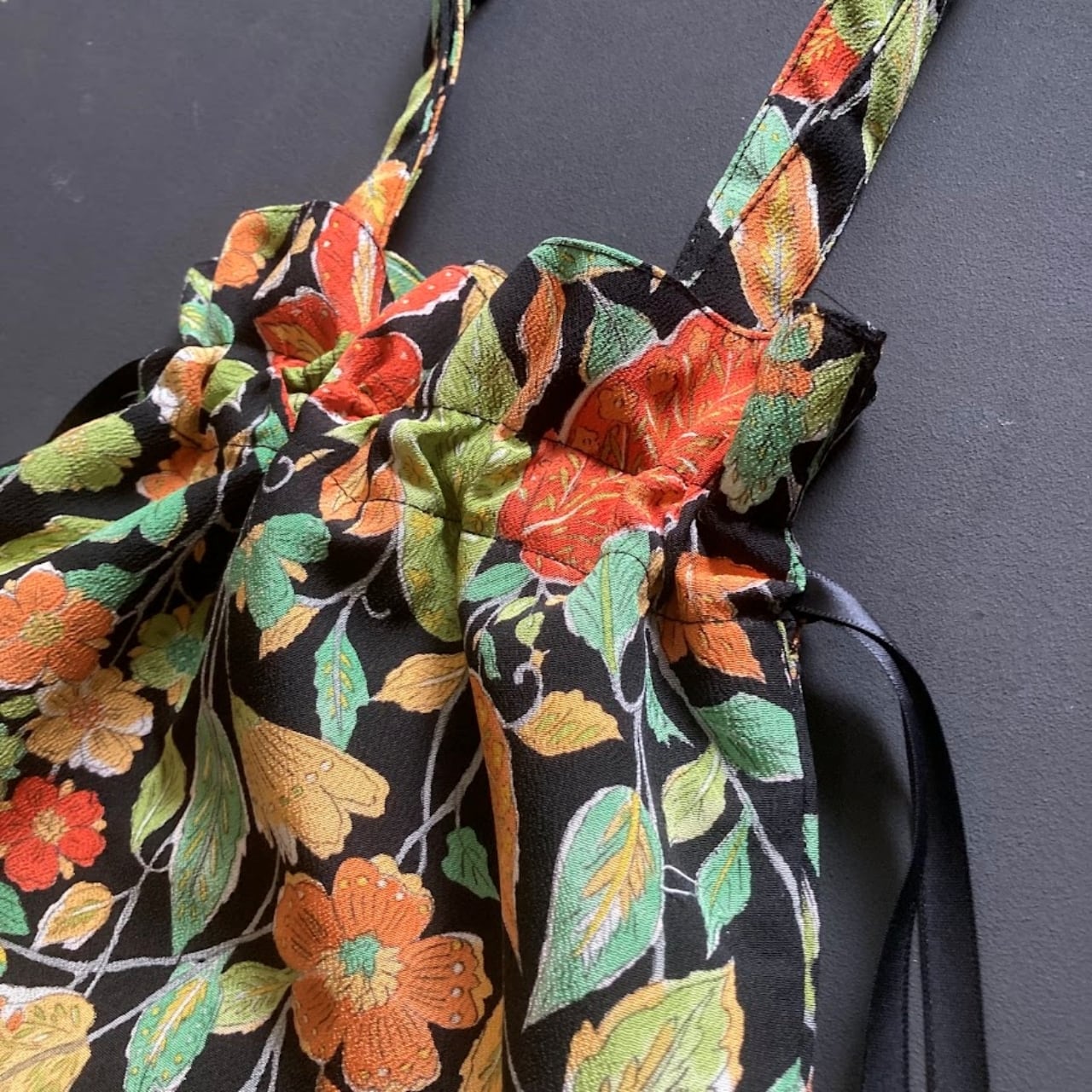 きんちゃくキモノトート BLACK×ORANGE 草花柄 着物リメイク 日月堂